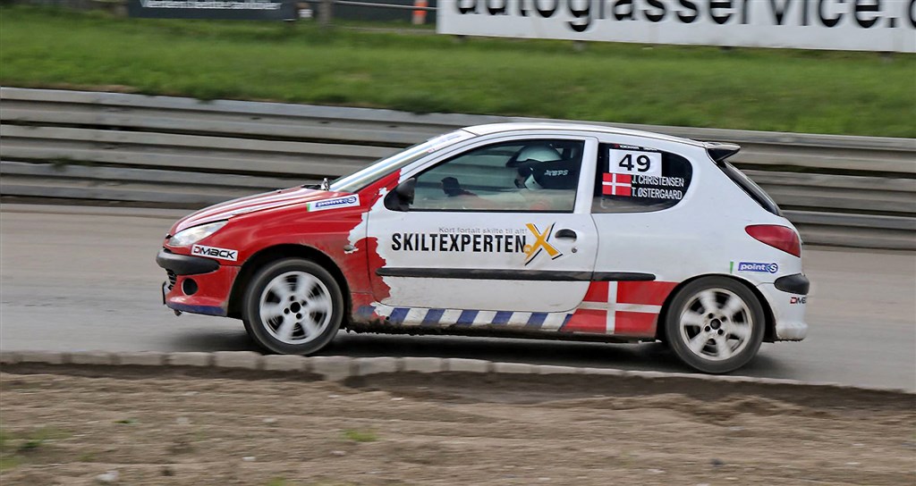 Johnni Bragenholt Christensen og Thomas Hjorth Østergaard fandt mere og mere fart i deres ”nye” Peugeot 206
(Foto: Allan Post)